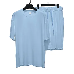 Detalle del conjunto casual de punto acanalado para hombre en color azul claro de verano.