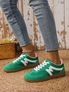 Retro-Sneaker in Grün und Weiß, lässige deutsche Trainerschuhe mit Wildleder
