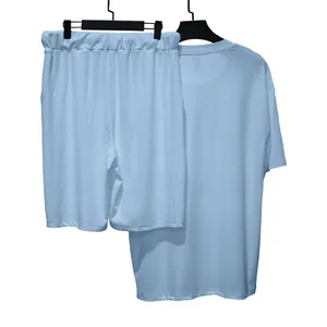 Vista detallada del conjunto de verano de hombre de canalé azul claro camiseta y short