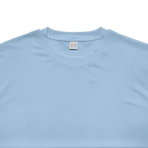 Primer plano de la camiseta azul claro de punto acanalado que muestra la textura