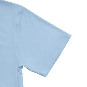Detalle de la textura acanalada transpirable en la camiseta de verano casual azul claro