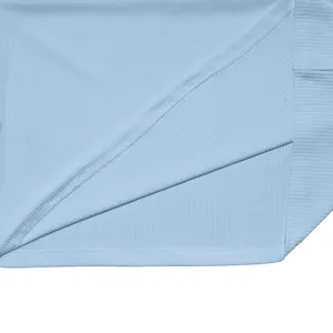 Detalle macro de tejido de punto acanalado transpirable azul claro para conjunto casual