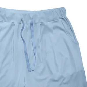 Primer plano de pantalones cortos azul claro texturizados con cordón y prácticos bolsillos.