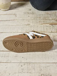 Detailaufnahme der strukturierten Gummisohle eines Leoparden-German-Trainer-Sneakers