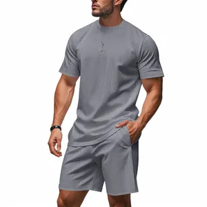Detalle de un conjunto de verano gris acanalado para hombre con camiseta y shorts