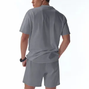 Vista trasera de un conjunto de camiseta de manga corta y pantalones cortos de canalé de verano