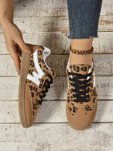 Detailansicht der GAT-Sneaker mit Leopardenmuster für Damen auf rustikalem Holzboden