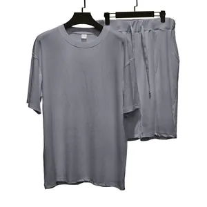 Detalle de la textura acanalada del conjunto de verano para hombre con camiseta y pantalón