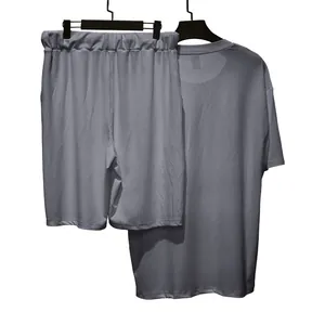 Primer plano de la textura de tela acanalada gris en el conjunto de camiseta y pantalón corto