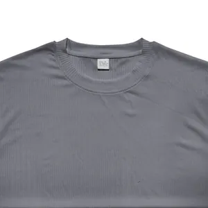 Primer plano del cuello y la textura acanalada de la camiseta gris de hombre.
