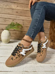 Detailansicht der Damen-Sneaker mit Leopardenmuster im Vintage-Stil der Bundeswehr