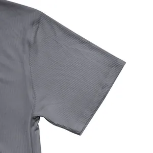 Detalle en primer plano de tela transpirable acanalada gris en camiseta de hombre