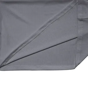 Primer plano detallado de la textura de tela acanalada gris y costura del dobladillo conjunto