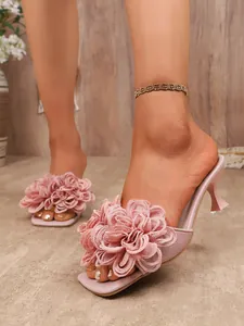 Vista dettagliata dell'elegante decorazione floreale rosa su sabot con tacco a spillo