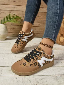 Detailansicht der Retro-Sneaker mit Leopardenmuster und schwarzen Schnürsenkeln am Fuß