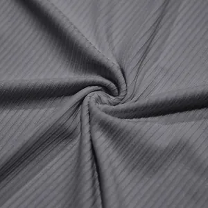 Primer plano de la textura de tela acanalada gris transpirable para la ropa de verano para hombres.