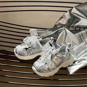 Elegantes zapatillas plateadas de princesa para niña con lazos de satén y flores