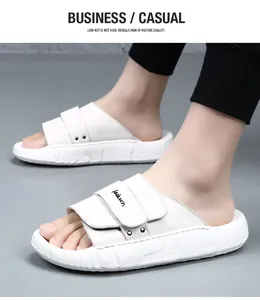 Nahaufnahme weißer Herren-Leder-Slides mit stilvollem Riemendetail und Fashion-Print.