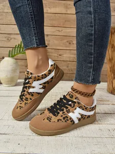 Detailansicht der trendigen Retro-Sneaker mit Leopardenmuster und weichen Gummisohlen