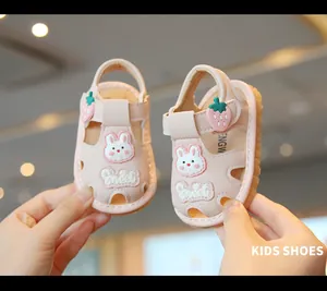 Sandalias rosas para niñas pequeñas con lindos parches de conejo y fresa para verano