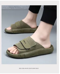 Detailansicht der olivgrünen Herren-Slipper aus echtem Wildleder für einen modischen Sommer