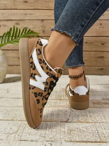 Detailansicht von GAT-Sneakern mit Leopardenmuster, Wildleder und Gummisohle.