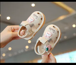 Detalle de sandalias transpirables para bebés con lindos parches de conejo y suela blanda