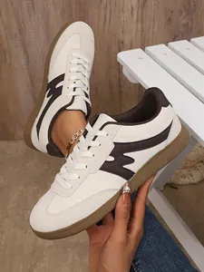 Elegante weiß-braune Damen-Sneaker im German Trainer Stil, lässige flache Sportschuhe.