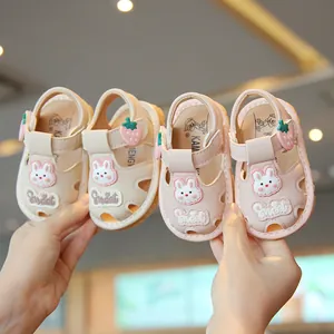Sandalias Chirriantes para Niñas Pequeñas Conejo de Dibujos Animados Fresa Suela Blanda Zapatos de Primeros Pasos para Bebé Sandalias de Cuero Sintético Caladas y Transpirables