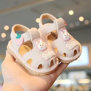 Sandalias de verano rosa para bebé niña con conejo y fresa, zapatos de suela blanda