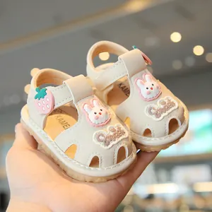 Lindas sandalias color crema para bebé con detalles de conejo y fresa