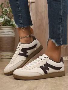 Elegante Damen Sneaker im German Army Trainer Stil in Cremeweiß und Braun mit flacher Sohle.