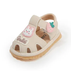 Sandalias chirriantes para bebé con conejo y fresa, zapatos de aprendizaje de suela blanda