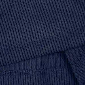 Vista macro dettagliata della trama del tessuto di velluto a coste blu navy e cuciture