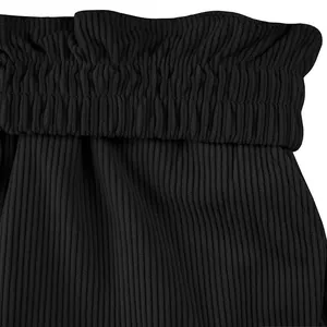 Dettaglio dell'elastico in vita sui pantaloncini cargo da uomo in velluto nero