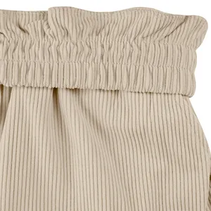 Vista macro dei dettagli della vita elastica a sacchetto sui pantaloncini di velluto beige