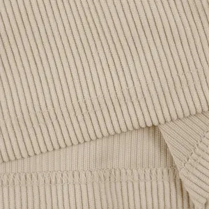 Primo piano della trama del tessuto in velluto a coste beige e dettagli di cucitura