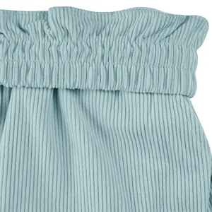 Dettaglio ravvicinato della vita elasticizzata a sacchetto su pantaloncini di velluto a coste