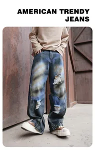 Gros plan d'un jean en denim bleu délavé ample avec détails déchirés pour un style urbain