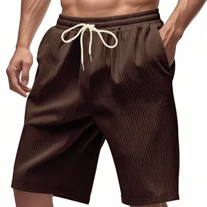 Detailaufnahme der schweren braunen Cord-Sportshorts für Herren mit weißem Kordelzug