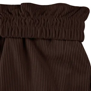 Dettaglio ravvicinato di pantaloncini di velluto a coste marroni con vita elastica alta