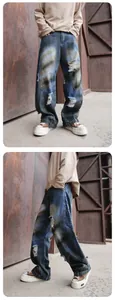 Jean denim bleu délavé ample avec effet de teinture par pulvérisation jaune