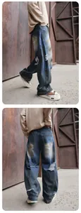 Vue détaillée de côté et de dos d'un jean en denim bleu délavé avec détails déchirés