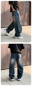 Vues arrière et latérale de ce jean délavé bleu ample avec finition en denim vintage usé