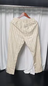 Achterkant detail van de beige geruite broek met elastische taille en achterzak