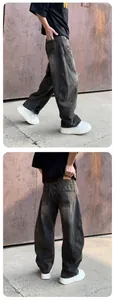 Vues détaillées de côté et de dos d'un jean en denim gris délavé vintage pour homme
