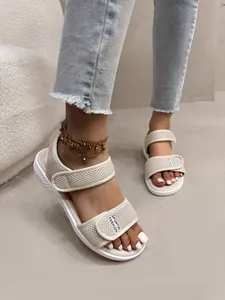 Détail de sandales de sport en mesh beige pour femmes avec velcro et semelle compensée
