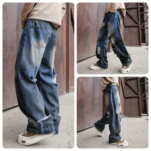 Jeans amples bleu délavé déchirés style mode 2025 pour hommes dans un cadre industriel