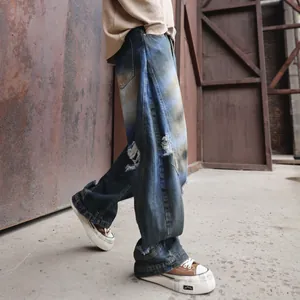 Jean en denim bleu délavé coupe ample avec détails vieillis de style streetwear