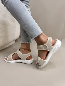 Détail de sandales compensées beiges pour femmes en mesh avec une fermeture velcro